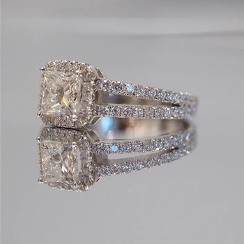 Huitan Klasik Desain Sederhana Cincin Pertunangan Pernikahan untuk Wanita Mosaik Persegi Kristal Cubic Zirconia Perhiasan Mewah Brilian