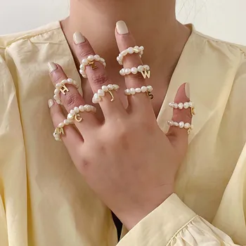 Cincin Manik Mutiara Huruf Awal Warna Emas Minimalis Baru untuk Wanita Cincin Geometris Perhiasan Jari Wanita